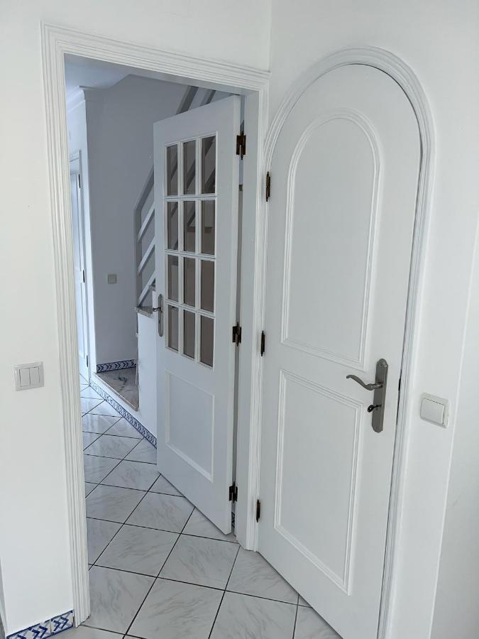 Relaxing 2 Bedroom House 5 Minutes Away From Vilamoura Marina Quarteira Bagian luar foto