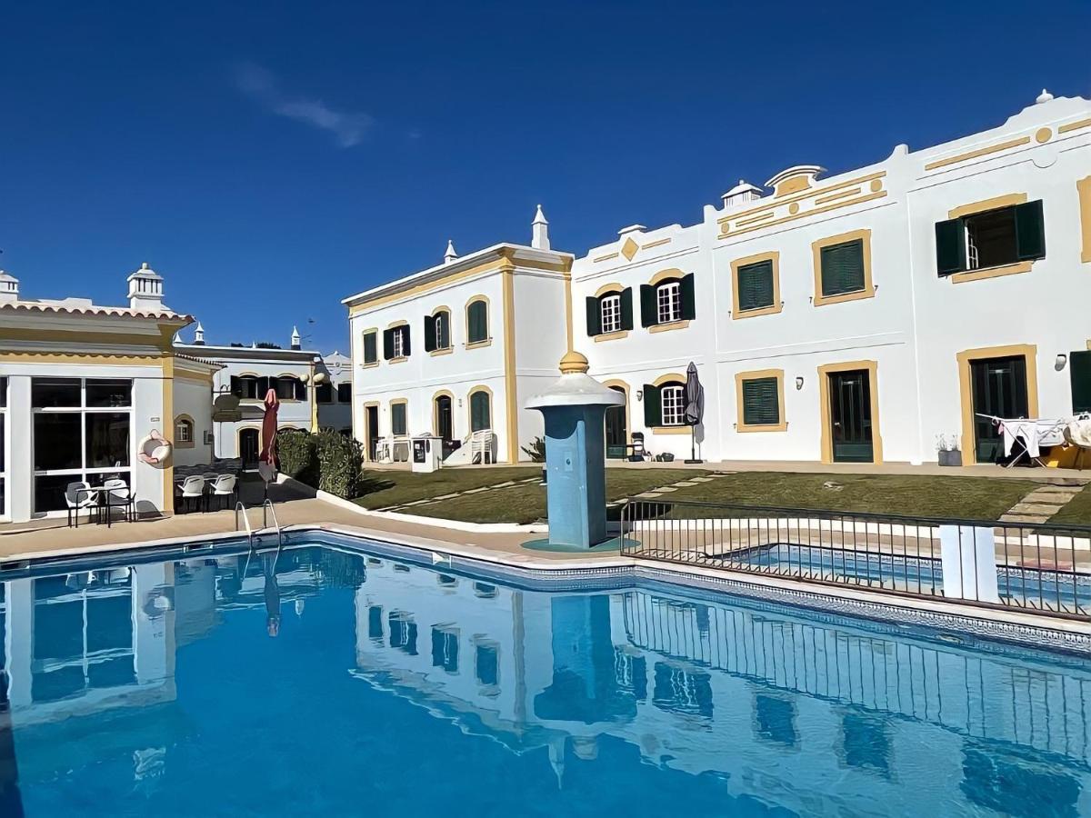 Relaxing 2 Bedroom House 5 Minutes Away From Vilamoura Marina Quarteira Bagian luar foto